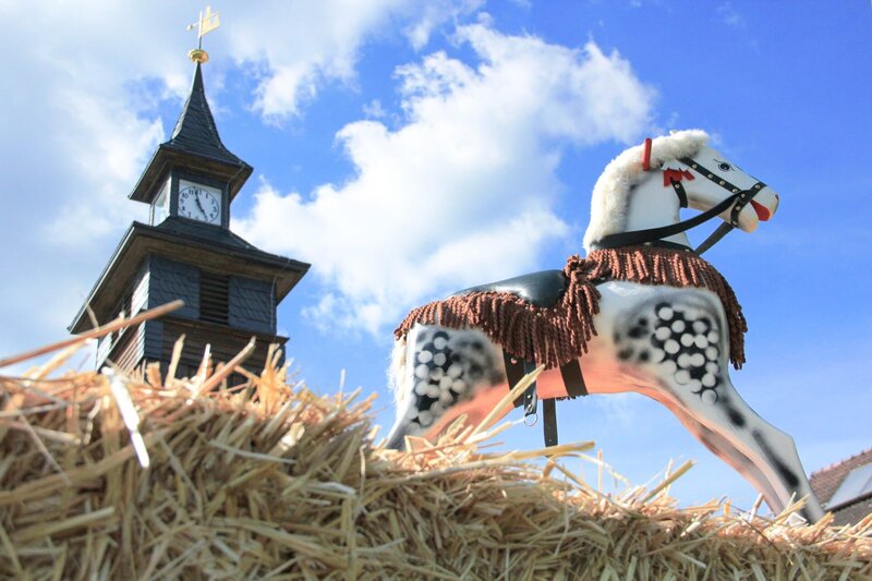 Nicht fehlen darf dabei natürlich das hölzerne Schaukelpferd. Es steht für die lange Schnitztradition des Dorfes. Fast in jedem Haus wurden früher solche Holzpferde geschnitzt. – Bild: MDR/​Kathrin Welzel