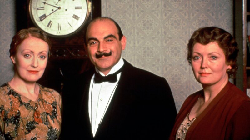 v.l.n.r. Miss Lemon, (Pauline Moran), Poirot (David Suchet) und Mrs Hubbard (Sarah Badel). – Bild: WDR/​ITV plc/​Granada International