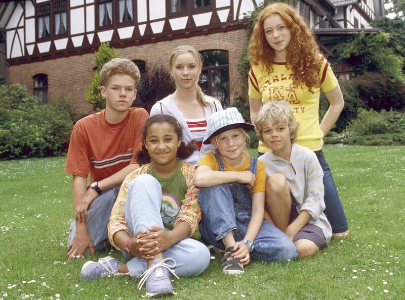 Allgemeines Motiv für die Folgen 43⁠–⁠52. V.l.n.r: Von unten nach oben: Rose (FZrZba KonZ), Merle (Elisa Pries), Moritz (Alexander Löffler), Tobias (Tim Küchler), Lisa (Katharina Wäschenbach), Hexe (Marleen Lohse). – Bild: BR/​NDR/​Televersal