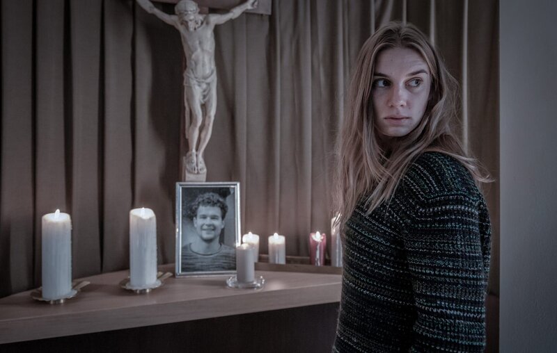 Der vermeintliche Selbstmord von Philipp Julbacher hat die Familie gänzlich verändert: Vater Franz ist mittlerweile ein Pflegefall, Bruder Max und dessen Frau Ella sind im Dauerstreit und seine Schwester Clara (Maya Unger) hat sich zurückgezogen. – Bild: ZDF und Stefanie Leo