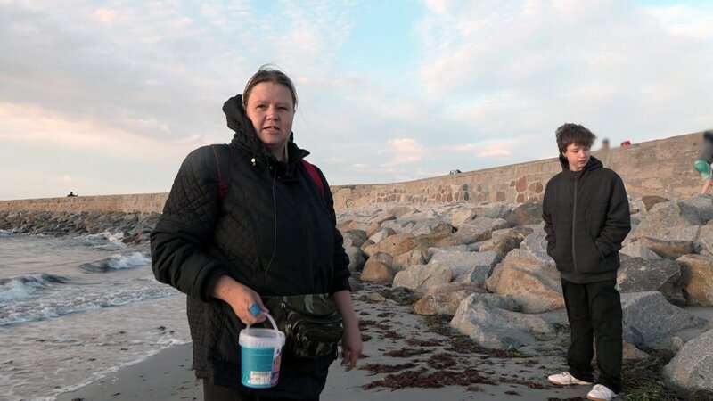 Bei einem Ausflug nach Warnemünde geht Bürgergeldempfängerin Sandra mit ihrem Neffen am Strand auf Schatzsuche. – Bild: RTLZWEI – Recht zum Abdruck/​Darstellung zeitlich/​sachlich beschränkt auf die Bewerbung der Sendung