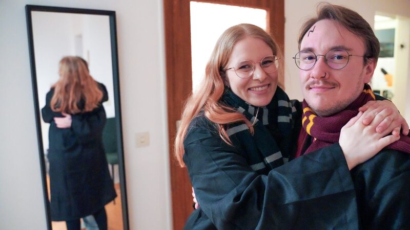 Elisa und Noah sind begeistert von Harry Potter. Ein entsprechendes Kostüm darf bei ihrer besonderen Halloween-Party nicht fehlen. – Bild: Tiemo Fenner /​ ZDF