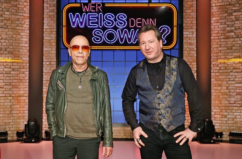 Als Kandidaten zu Gast bei „Wer weiß denn sowas?“: Der Musiker und Sänger der Band ‚City‘ Toni Krahl (l.) und der Musiker Claudius Dreilich (r.). – Bild: ARD/​Morris Mac Matzen