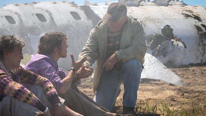 Ein Zivillist erkundigt sich bei zwei Passagieren nach ihrem Wohlbefinden. – Bild: Cineflix/​ WeltN24 GmbH