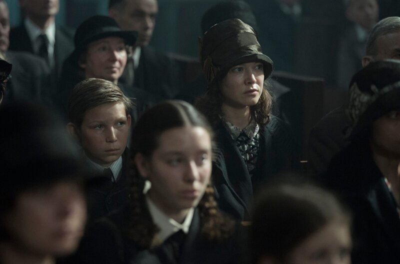 Helga (Hannah Herzsprung) und Moritz Rath (Ivo Pietzker) lauschen der Rede von Alfred Nyssen. – Bild: ARD Degeto/​X-Filme/​Beta Film/​Sky