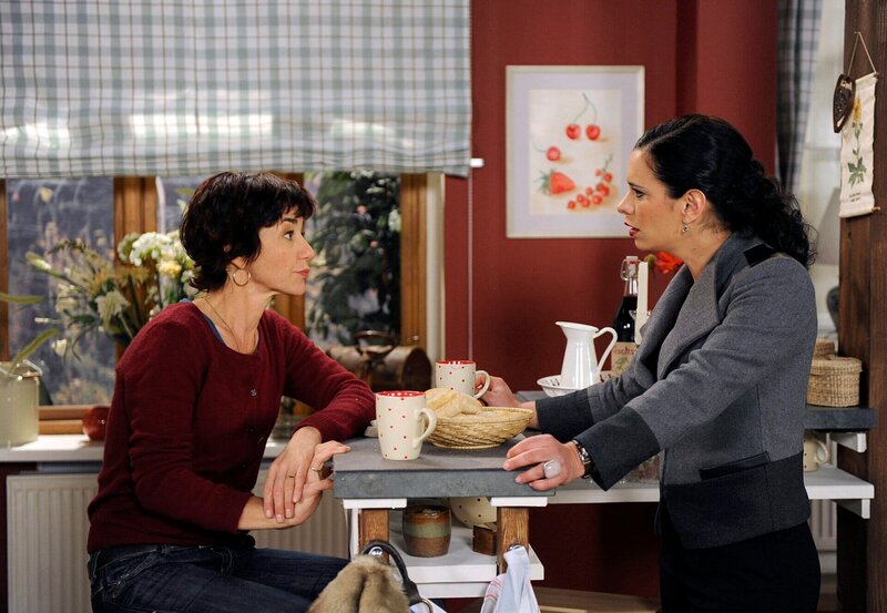 ARD ROTE ROSEN FOLGE 1456, am Dienstag um 14:10 Uhr im ERSTEN. Merle (Anja Franke, l.) verteidigt gegenüber Vera (Sandra Speichert, r.) ihre Entscheidung, Gunter eine Woche Zeit gegeben zu haben um mit Benita ins Reine zu kommen. – Bild: ARD/​Nicole Manthey
