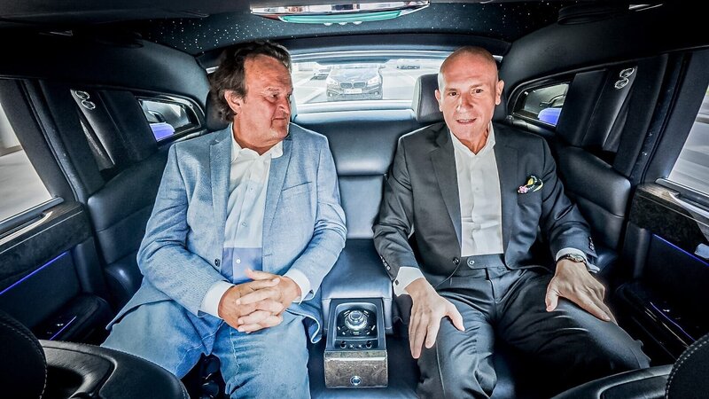 Leben eines Multimillionärs: Hanno Settele (l.) begleitet Florian Koschat im Rolls Royce beim „reich bleiben“. – Bild: ORF/​Neulandfilm