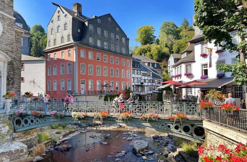 SR-Moderator Michael Friemel und Autorin Anne Strauch in Aachen – Monschau – Bild: SR/​Michael Friemel