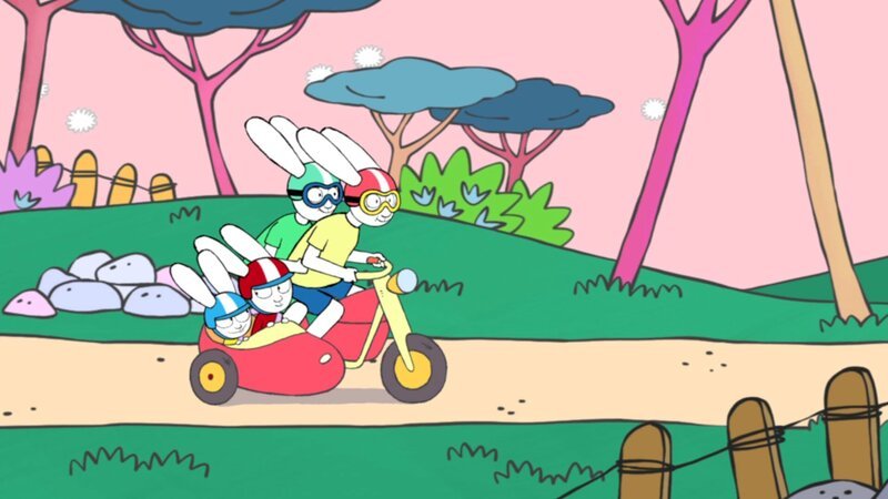 Schnell düsen Opa (h. r.), Oma (h. l.), Simon (v. r.) und Franz (v. l.) zurück zum Strand, um nach Franz’ verlorenen „Musetuch“ zu suchen. – Bild: ZDF