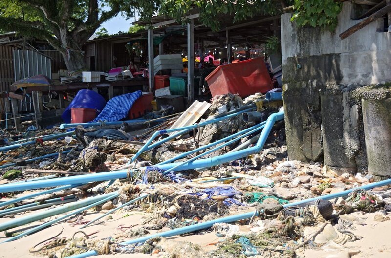 Thailand – Phuket Abwässer fliessen ungeklärt ins Meer. Hinter den Hotels stapelt sich der Abfall. – Bild: WDR/​Johannes Höflich