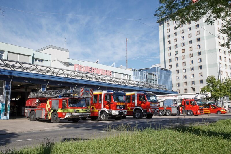 Fahrzeuge vor der Wagenhalle, Lendplatz, Graz. – Bild: ServusTV / Erwin Scheriau Fahrzeuge vor der Wagenhalle, Lendplatz, Graz. – Bild: ServusTV / Erwin Scheriau