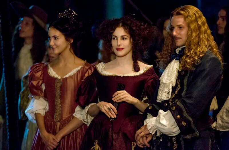 L-P: Sophie (Maddison Jaizani), Béatrice (Amira Casar), Chevalier (Evan Williams) – Bild: WDR/​Tibo & Anouchka/​Capa Drama/​Zodiak Fiction/​Incendo/​Canal+