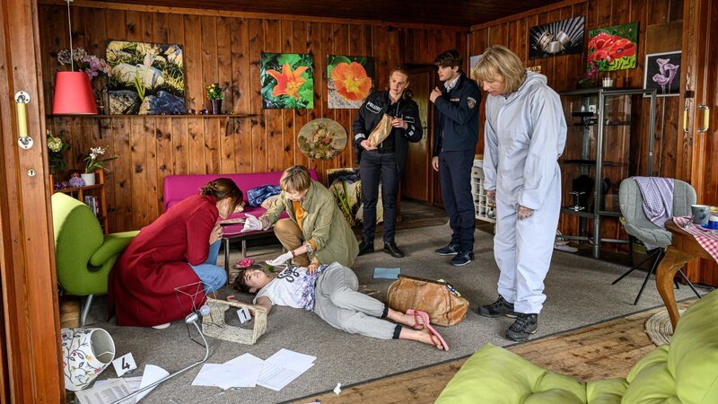 In ihrem Waldhaus wird die Goldschmiedin und Inhaberin eines Juweliergeschäftes Kim Olemacher (Tamara Spieth, 2.v.l.) tot aufgefunden. Roswitha Prinzler (Silke Matthias, r.) hat außerdem Einbruchsspuren festgestellt. Der Fall ist auf den ersten Blick klar: Jemand hat die junge Frau ermordet und ausgeraubt. Doch dann fallen Roswitha Prinzler (Silke Matthias, r.) einige Ungereimtheiten auf. Hat jemand den Einbruch nur inszeniert? – Bild: ZDF /​ Meyerbroeker