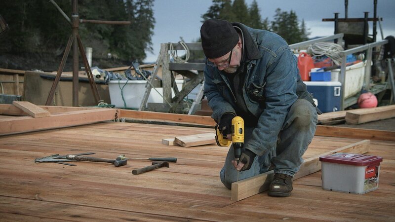 PORT PROTECTION, ALASKA- Sam Carlson works on the community work float. (Photo Credit: National Geogrpahic Channels/​Jason Hubbell) – Bild: FOX