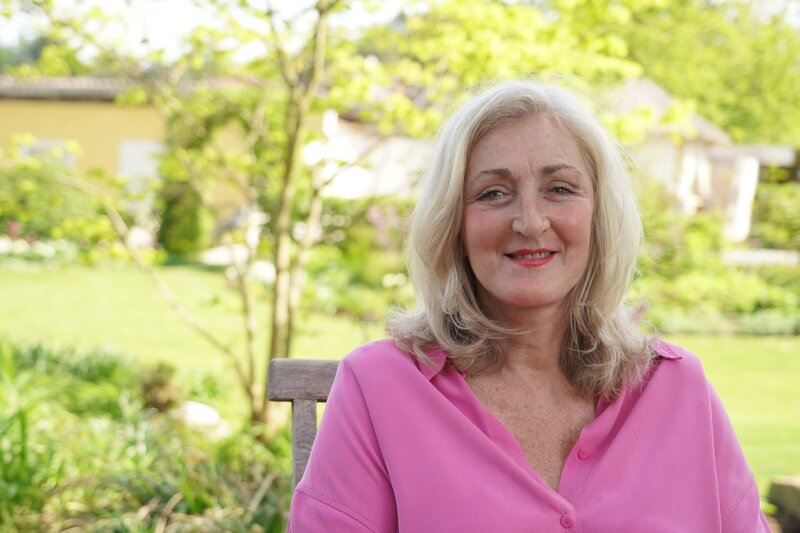 Gerda Schättle öffnet das Gartentor zur ihrer wunderschönen Grünanlage im niederösterreichischen Tullnerfeld. Ein Gemüsegarten, ein Biotop zieren den Garten ebenso wie üppig blühende Staudenbeete, die von der leidenschaftlichen Hobbygärtnerin gehegt und gepflegt werden. Für gestalterische Kniffe sorgt sie mit verschiedenen Ebenen innerhalb der Beete. Besonderes Augenmerk legt sie auf akkurate Rasenkanten. – Bild: Leopold Mayrhofer/​Natur im Garten