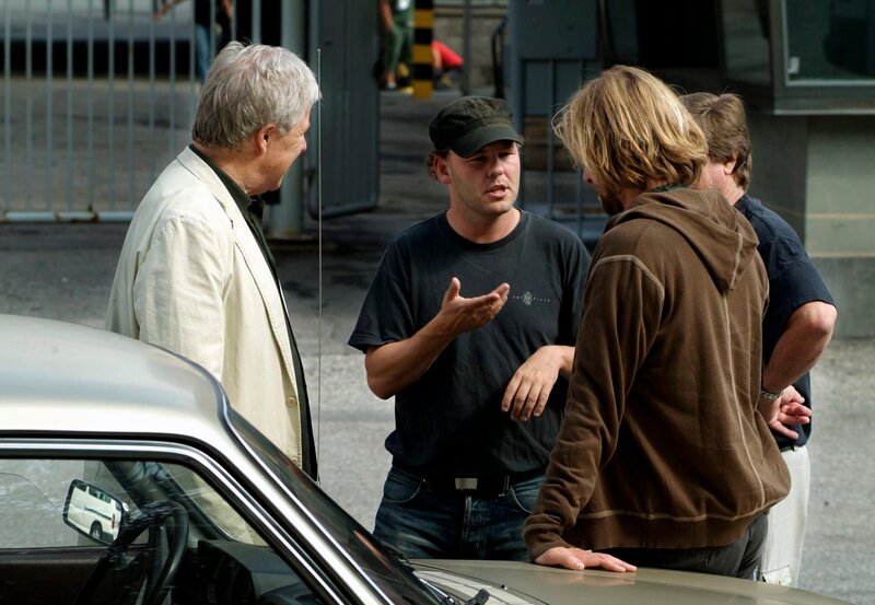 MDR Fernsehen HAKAN NESSER: DAS VIERTE OPFER, „borkmanns punkt“, am Samstag um 23:00 Uhr. Der pensionierte Kommissar Van Veeteren (Sven Wollter, links) nimmt seinen Sohn Erich (Josef Säterhagen, 2.v. rechts) in Empfang, den er während seines Hafturlaubs betreut. – Bild: MDR/​Degeto/​Fredrik Hjerling