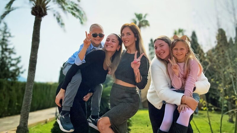 Mutter, Geschäftsfrau, erfolgreiche Auswanderin und TV-Star – das ist Danni Büchner. Die Mutter von fünf Kindern lebt mit ihrer Familie seit vielen Jahren auf Mallorca. Foto: privat – Bild: RTLZWEI