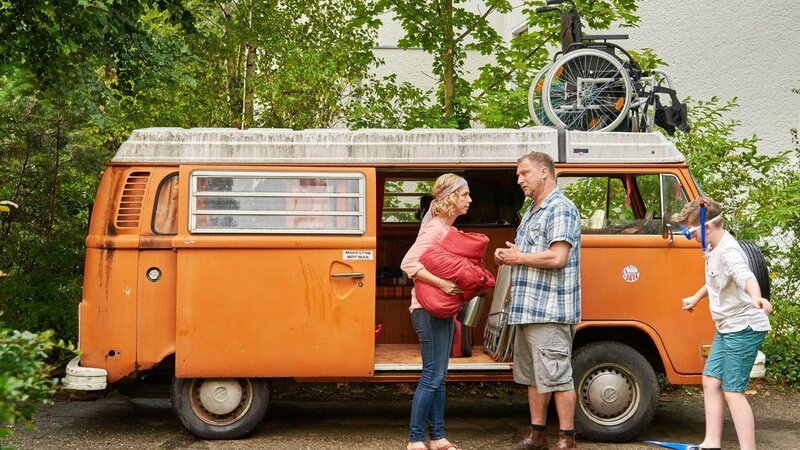 Der Sommerurlaub steht vor der Tür! Conny (Brigitte Zeh) und Tobi (Matthias Komm, M.) packen das Wohnmobil. Luca (Luis Kain) ist bereits bestenst für den Urlaub vorbereitet. – Bild: RTL /​ Reiner Bajo