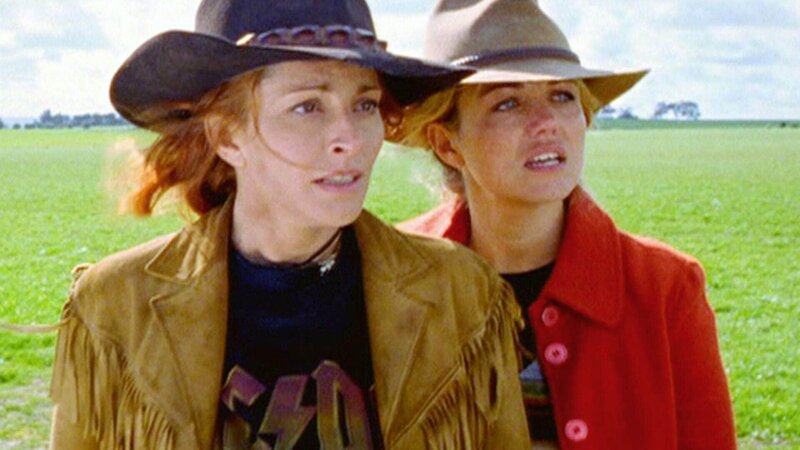 Stevie (Simmone Mackinnon, l.) und Tess (Bridie Carter) beobachten entsetzt, wie ein Flugzeug Gift über ihre Felder versprüht. Verlieren sie ihre Zulassung als Ökobetrieb? – Bild: TVNOW