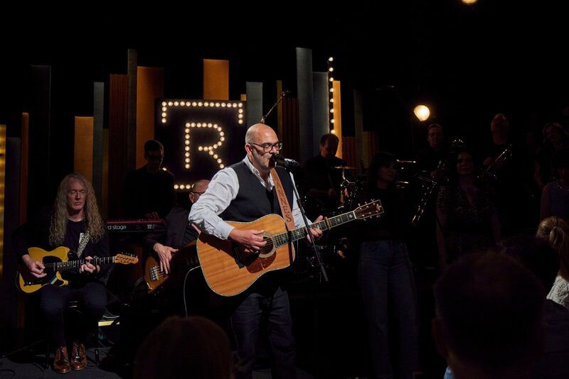 Vorne: Hannes Ringlstetter; hinten: „Ringlstetter“-Band. – Bild: Philipp Thurmaier /​ BR, Superfilm Filmproduktions GmbH