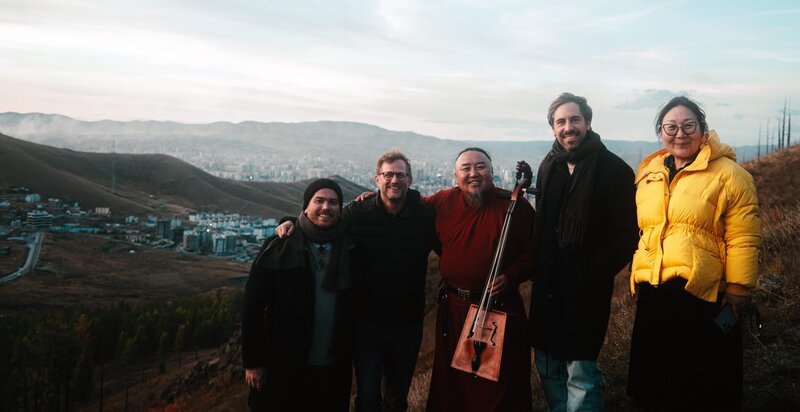 Das Team von Max Giesinger mit dem Musiker Batzorig Vaanchig und der einheimischen Reiseführerin Chimeg in der Mongolei – Bild: ZDF und Korbinian Maier