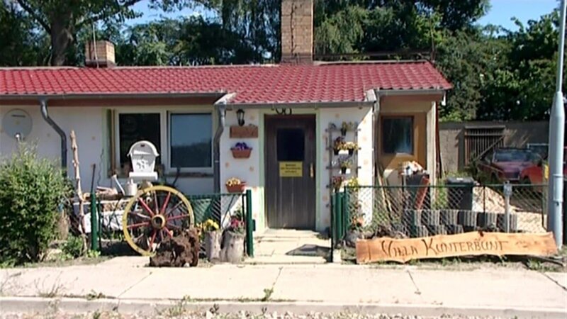 Susanne und Peter suchen fernab der Gesellschaft das einfache Leben. Luxus brauchen sie nicht, um glücklich zu sein. In ihrem Schnäppchenhaus kommen die beiden zurzeit sogar ohne fließendes Wasser aus … – Bild: RTLZWEI