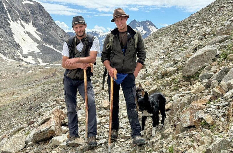 Die beiden Brüder Markus (li.) und Johann (re.) stehen gegen den Trend: Die Schafzucht lohnt sich kaum noch, denn mit der Wolle und dem Fleisch der Tiere kann man nur wenig verdienen. – Bild: Sagamedia Film- und Fernsehproduktion