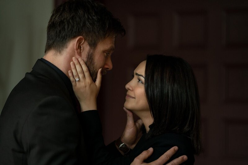 Spencer (Ken Duken, l.); Clare Quayle (Nazanin Boniadi, r.) – Bild: 2017, 2018 MRC II Distribution Company L.P. All Rights Reserved. Lizenzbild frei