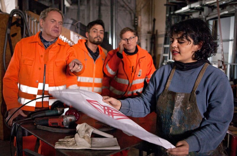 Werner (Uwe Ochsenknecht), Tarik (Aram Arami) und Ralle (Jörn Hentschel) bitten die Schmiedin (Sara Fazilat) um Hilfe. – Bild: ARD Degeto/​Britta Krehl