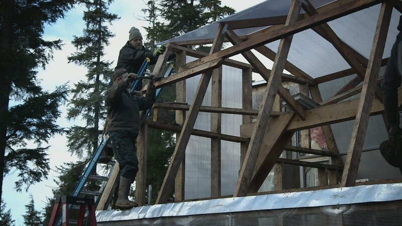 PORT PROTECTION, ALASKA- Hans and his neighbors attempt to remedy an error in the greenhouse construction. (Photo Credit: National Geographic Channels/​Robert Jolley) – Bild: Copyright © The National Geographic Channel.
