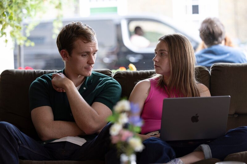 Ben (Harry Lawtey) zeigt Emma (Jessica Barden) vertrauensvoll einen Textentwurf zu einem sehr persönlichen Artikel und bittet sie um Rat. – Bild: ZDF