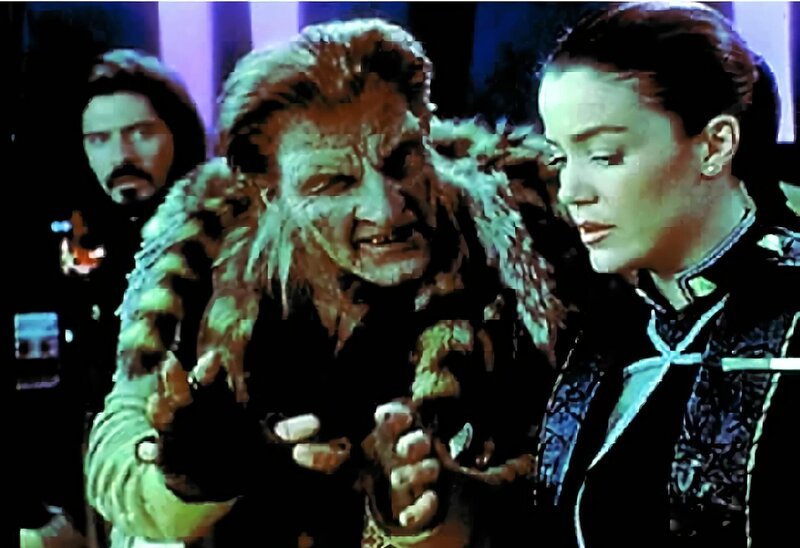 Der geheimnisvolle Zathras (Tim Choate, M.) erklärt Commander Ivanova (Claudia Christian, r.), was getan werden muss, um Babylon 4 in die Vergangenheit zurückzutransportieren. Auch Ranger Marcus (Jason Carter, l.) hört gespannt zu. – Bild: Tele 5