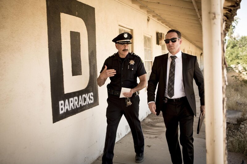 Chief Manuel Aceveda (Nestor Serrano, l.); Solotov (Josh Stewart, r.) – Bild: USA Network Media, LLC /​ Isabella Vosmikova