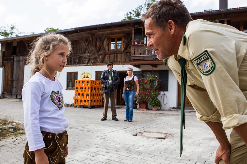 Mara (Helena Schönfelder, l.) bittet Hubert (Christian Tramitz, r.), ihre entlaufene Schildkröte zu finden (mit Helmfried von Lüttichau, h.l. und Sarah Anna Vinocur, h.r.). – Bild: ARD/​TMG/​Christian Hirschhäuser