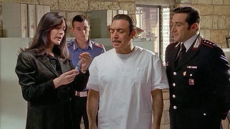 Maresciallo Cecchini soll als Pfleger ins Krankenhaus eingeschleust werden. Die Arztin Ornella zeigt ihm, wie man eine Spritze verabreicht. – Bild: Bibel TV