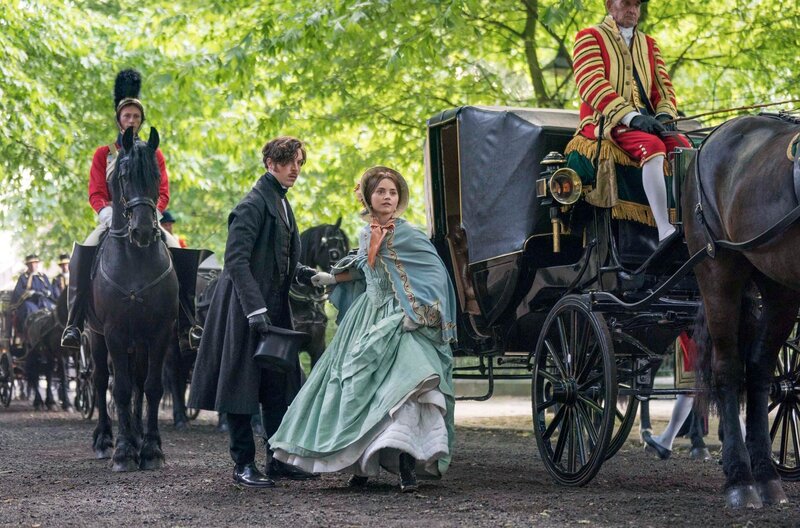 mittig im Bild: Prinz Albert (Tom Hughes, l.) und Königin Victoria (Jenna Coleman) – Bild: WDR/​Mammoth Screen Limited /​ ITV