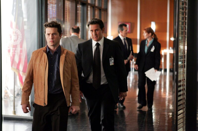 Jack (Anthony LaPaglia, r.) versucht herauszufinden, ob Alan Davis (Jason Priestley, l.) etwas mit dem Verschwinden der jungen Hilfs-Staatsanwältin Jennifer Nichols zu tun hat … – Bild: 13eme Rue