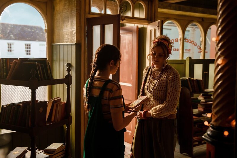 Addie (Lola Blue, links) will den verlassenen Buchladen auf Vordermann bringen und für ganz Juniper zugänglich machen. Ihre Schwester Keedie (Georgia De Gidlow) bringt ihr auch ein Buch für den Verkauf vorbei. – Bild: Rob Durston, ZDF