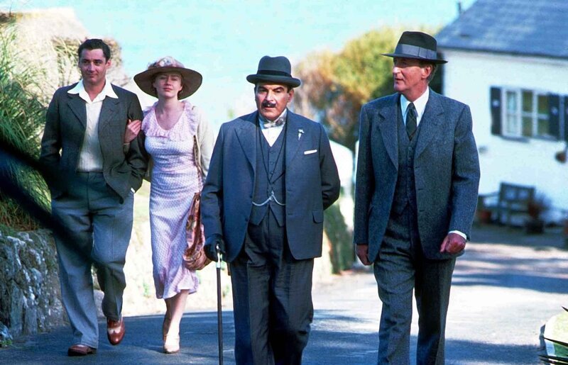 Vorne, v.li.: Hercules Poirot (David Suchet), Hastings (Hugh Fraser). – Bild: port.hu