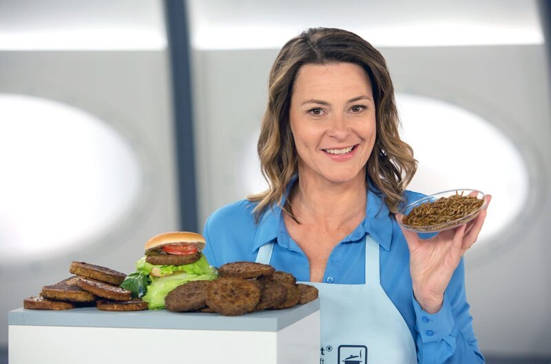 Wer umweltbewusst denkt und dennoch nicht auf Fleisch verzichten möchte, der kann in Zukunft einfach Würmer züchten. Mit einer Mehlwurm-Aufzuchtstation ist es möglich, Fleisch in der eigenen Küche „anzubauen“. Anja Reschke wirft einen Blick in die Küche von morgen – bei „Wissen vor acht – Zukunft“. – Bild: ARD/​Michael Boehme