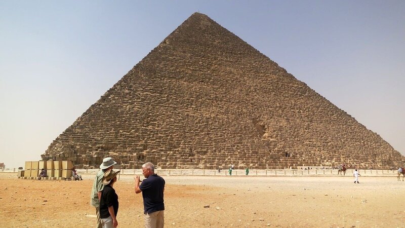 Caitlin Stevens, Malcolm Williamson und Steve Burrows an der großen Pyramide von Gizeh. – Bild: port.hu