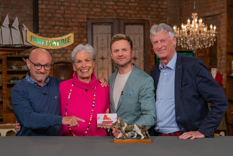 Mario Hämmerle, Verkäuferin Annemarie Vanicek, Willi Gabalier und Verkäufer Walter Vanicek mit dem Objekt "Tischfeuerzeug mit Jagdhund" während ServusTV´s "Bares für Rares Österreich" im "Bares für Rares Österreich Studio" in Wien Floridsdorf, Österreich. – Bild: ServusTV / Thomas Salamonski Mario Hämmerle, Verkäuferin Annemarie Vanicek, Willi Gabalier und Verkäufer Walter Vanicek mit dem Objekt "Tischfeuerzeug mit Jagdhund" während ServusTV´s "Bares für Rares Österreich" im "Bares für Rares Österreich Studio" in Wien Floridsdorf, Österreich. – Bild: ServusTV / Thomas Salamonski