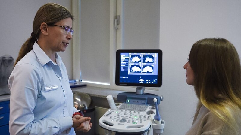 Auf dem Ultraschall sieht die Frauenärztin (l.) gute Voraussetzungen für Olgas (r.) Kinderwunschbehandlung. – Bild: Tiemo Fenner /​ ZDF