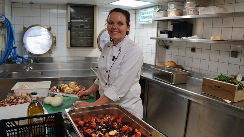 Jungköchin Steffi Gehrlein bereitet in der Küche das Special Fisch Dinner zu. – Bild: Bewegte Zeiten Filmproduktion GmbH/​BR/​Deborah Stoeckle