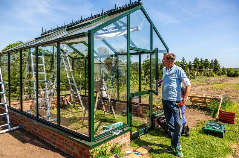 Peters Gewächshaus ist fertig und kann eingerichtet werden. – Bild: NDR/​Udo Tanske