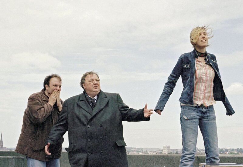 Bea (Lisa Augustin, r.) sieht keinen Ausweg mehr. Gregor Ehrenberg (Dieter Pfaff, M.) und ihr Vater Lothar (Waldemar Kobus, l.) versuchen verzweifelt, das junge Mädchen vom Sprung in die Tiefe abzuhalten. – Bild: ARD/​Marion von der Mehden