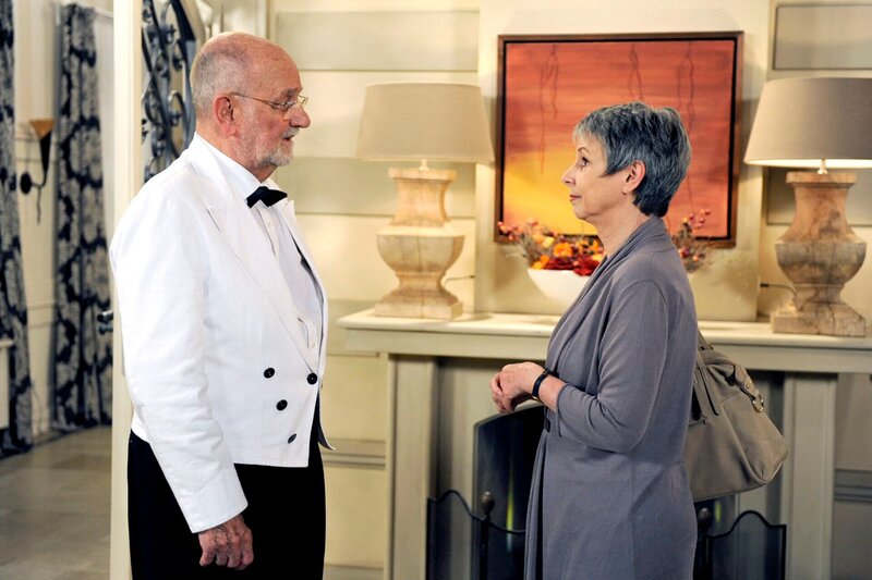 Alfred (Rolf Nagel, l.) fühlt sich ein wenig bedrängt von der forschen Rita (Monika Häckermann, r.). – Bild: ARD/​Nicole Manthey