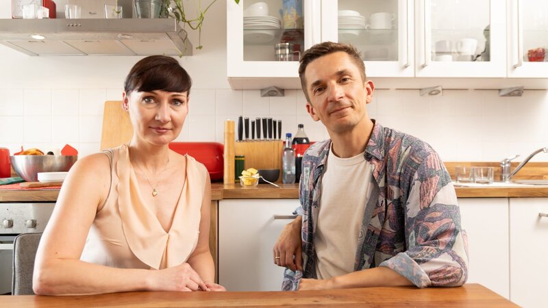 Eric Mayer (r.) trifft Katja Martini (l.). Sie wurde extrem belogen. Ihr Mann täuschte seinen eigenen Tod vor und verschwand scheinbar spurlos. Hätte Katja die Lüge ihres Mannes überhaupt erkennen können? – Bild: Tassilo Letzel /​ ZDF und Tassilo Letzel