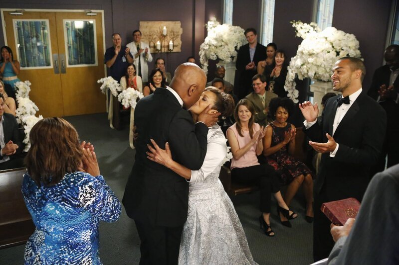 Geben sich im Beisein ihrer Trauzeugen Miranda (Chandra Wilson, vorne l.) und Jackson (Jesse Williams, vorne r.), Kollegen und Freunden das Ja-Wort: Richard (James Pickens, Jr., vorne 2.v.l.) und Catherine (Debbie Allen, vorne 2.v.r.) … – Bild: 2015 American Broadcasting Companies, Inc. All rights reserved. /​ Kelsey McNeal Lizenzbild frei