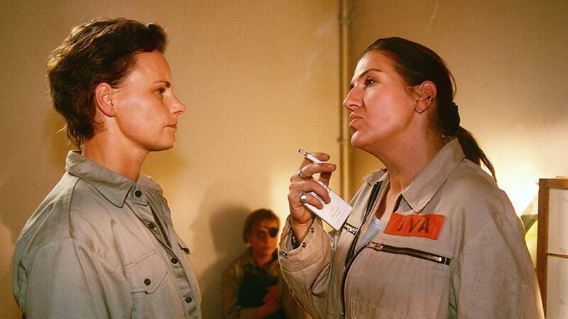 Die „Neue“, Melanie Schmidt (Sigrid M. Schnückel, li.), gerät schnell mit Walter (Katy Karrrenbauer) aneinander, die in ihr eine Konkurrentin sieht. Zwischen den beiden Frauen kommt es zu einem Kräftemessen. – Bild: RTL